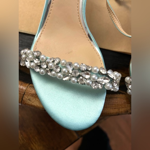 Jewel Badgley Mischka Mint Green
Sandals with Silver Jewel Embellishments - Picture 4 of 8